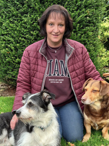 Alex mit ihren drei Hunden